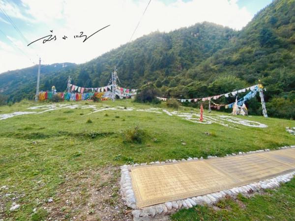 西藏昌都的神奇道場,位於317國道旁,據說在此打坐能感應全世界 西藏昌都的神奇道場,位於317國道旁,據說在此打坐能感應全世界