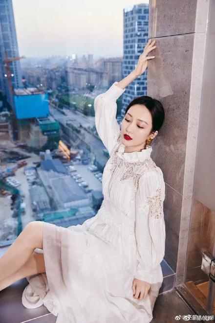 王鷗穿白色鏤空連衣裙，姐姐好美