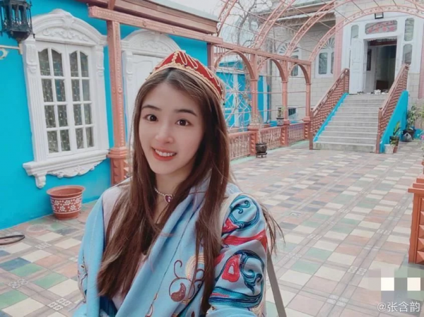 31歲張含韻穿超短裙在冰上跳舞，雙手被凍得紅腫，筷子腿又細又長