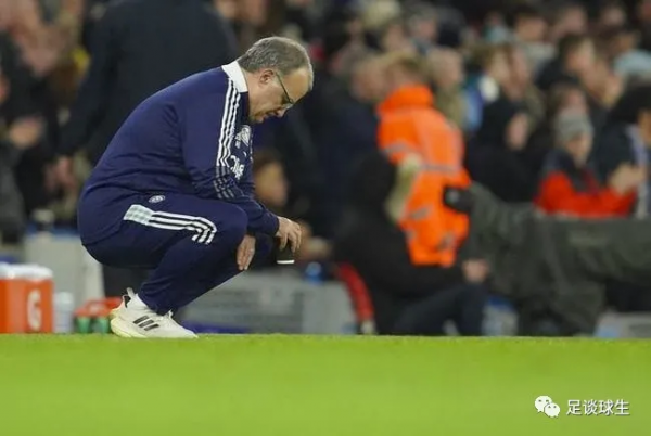 藍月當空 白色玫瑰凋零 丁丁綻放 天才陷入迷茫