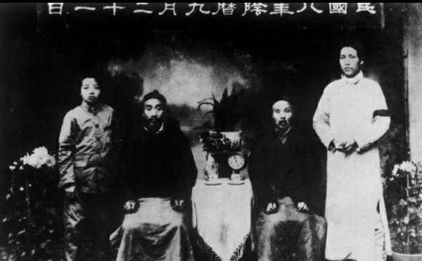 59年毛澤東回韶山，看到父母墳墓破爛不堪，他說：不要修，就這樣