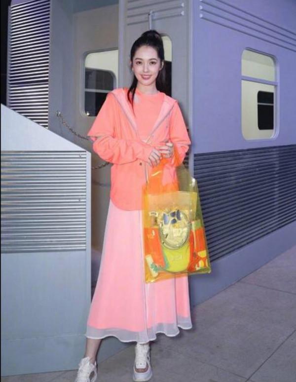 透視裙、漁網襪、花裙子，穿土味單品的女明星，照樣一個比一個美