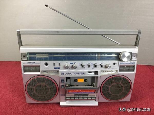 TOSHIBA 東芝 80代推出的FM/AM調幅立體聲收音機、卡帶錄音機RT-S77