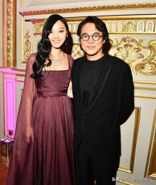 同爸不同命的星二代，成龍兒子開百萬豪車，女兒住百元賓館