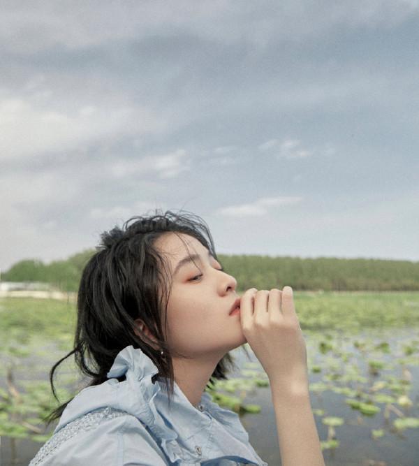 張雪迎變“何仙姑”了，穿白色蕾絲收腰長裙，站在荷塘中仙氣十足