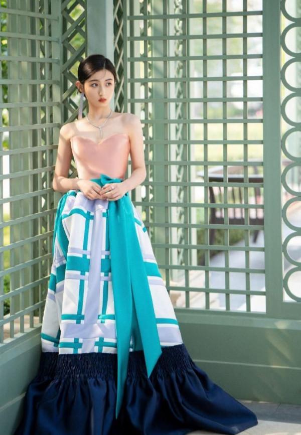 張小斐拿獎後，張子楓錯失金雞影后一臉不高興？網友：本來就內向