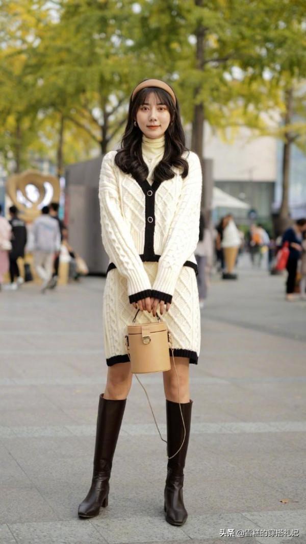 “裙子+高筒靴”=秋冬最時髦搭配！保暖還顯腿長，小個子也適合