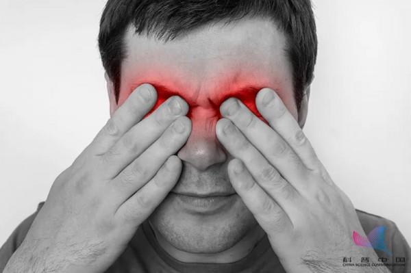 小夥一早醒來眼睛&quot;瞎&quot;了！熬夜玩手機的危害，真不是鬧著玩的…