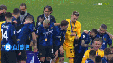 一起happy！張康陽賽後與國米全隊一同慶祝