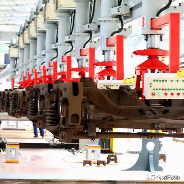 會修火車的機器人都長啥樣？