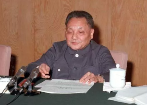 80年鄧華去世後，李玉芝在家中掛了他的遺像：我多想為你唱首歌