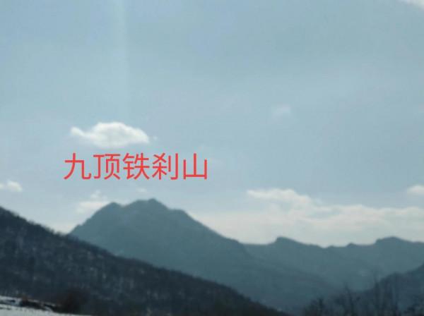 山峰在哪，路在哪