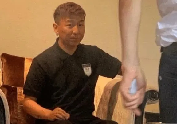 過氣歌手的窘況：縣城商演、被嘲“過氣老狗”，一地的尷尬與心酸