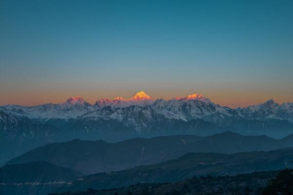 貢嘎雪山，屹立於眾峰之巔，氣勢磅礴，高大險峻，被譽為蜀山之王