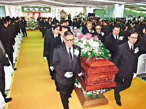 2002年，“一代妖男”羅文去世，為何鄧光榮在葬禮上怒罵劉鑾雄？