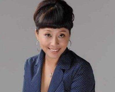 “黑妹”戚慧：5次上春晚，一婚丈夫病故退圈，如今二婚收穫幸福