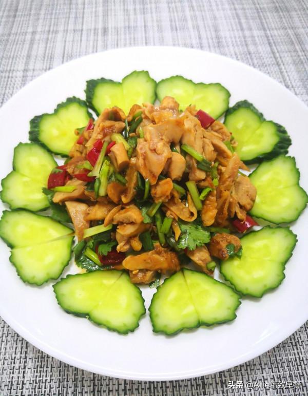 過了臘八就是年，一碗臘八粥搭配拌雞腿、蔬果，溫暖又營養，贊