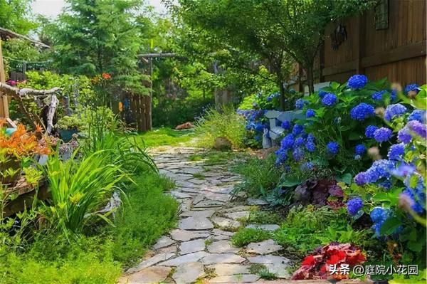 他賣掉城裡的房子，包了個山頭，打造集裝箱陽光房、小木屋、花園