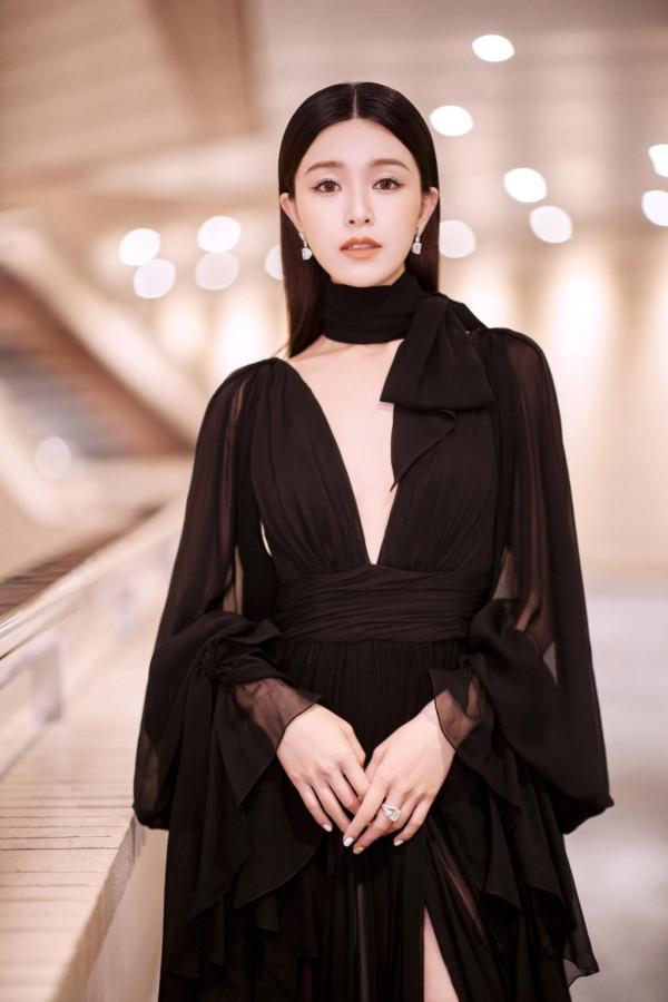 她32歲被選中演趙敏,穿運動裝曬健身照,四肢纖細沒一絲贅肉 她32歲被選中演趙敏,穿運動裝曬健身照,四肢纖細沒一絲贅肉