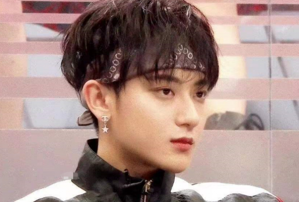 當紅男星被曝私會女愛豆!男方車技出神入化,網友:黃子韜? 當紅男星被曝私會女愛豆!男方車技出神入化,網友:黃子韜?