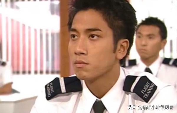 太瘦土氣大方臉，年輕時很一般，老了卻變帥的8位男星，不服不行