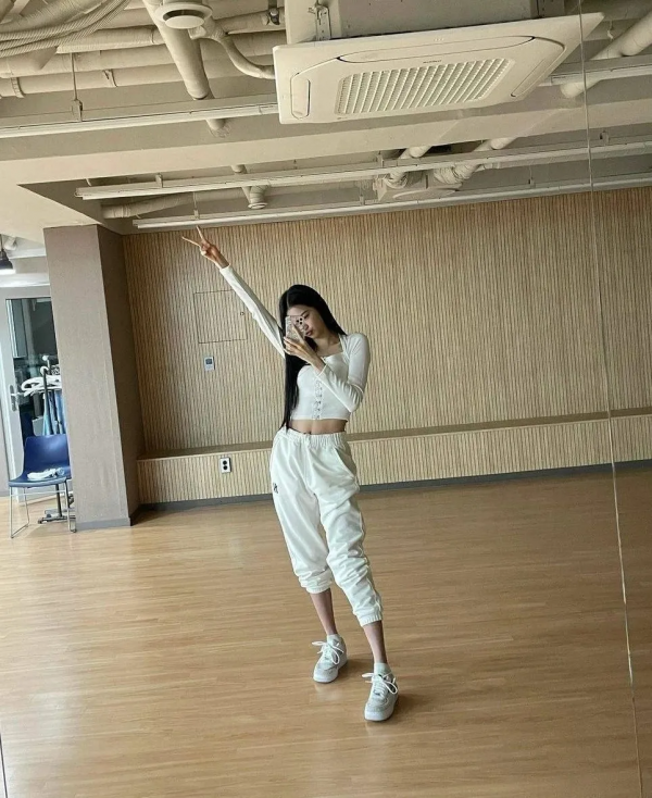 運動鞋+裙子=今秋最IN穿法,舒適又時髦 運動鞋+裙子=今秋最IN穿法,舒適又時髦