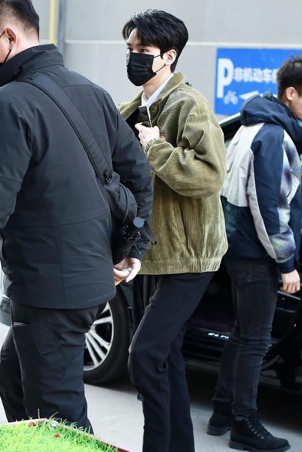 央視文聯春晚錄製：張藝興有“大佬”風範，唐藝昕和周翊然再聚首