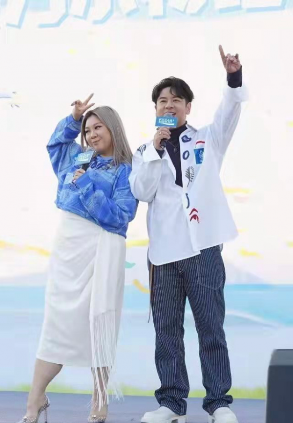 鄭欣宜體重破200斤依舊自信，穿白色裹身裙配短上衣，比例太誇張