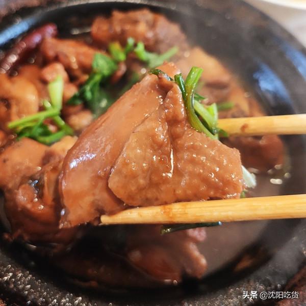 吃飯之前先領桌布自己鋪上,3塊錢肉汁辣椒和免費酸菜湯都不錯 吃飯之前先領桌布自己鋪上,3塊錢肉汁辣椒和免費酸菜湯都不錯