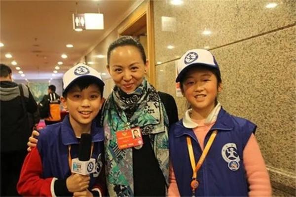 當年，被富商苦追8年的千手觀音聾啞人領舞，如今過得怎麼樣