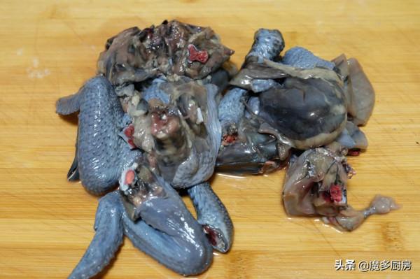 天氣寒冷身體虛弱，來一碗鮮美的紅棗烏雞湯吧！湯鮮味美做法簡單