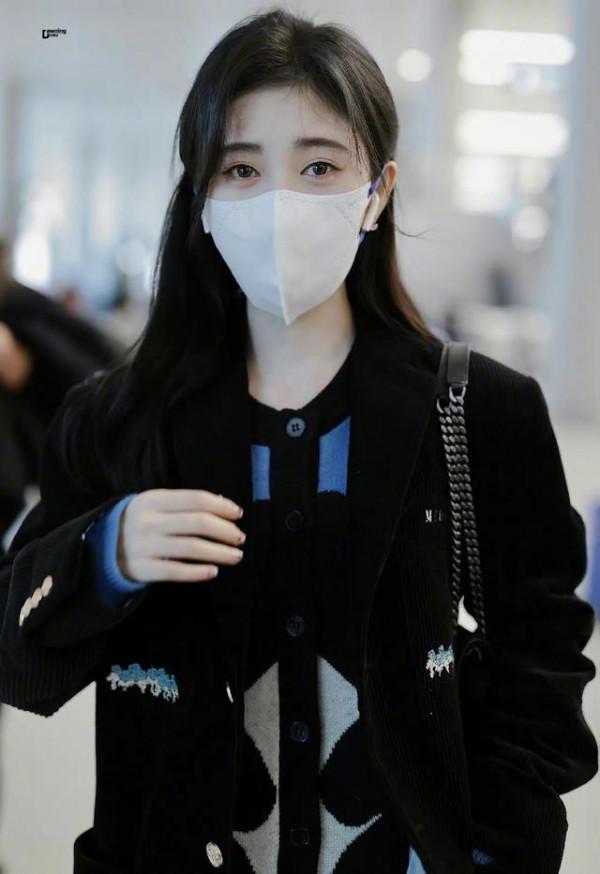 美麗又凍人，鞠婧禕小香風外套配長靴，點亮這個冬天