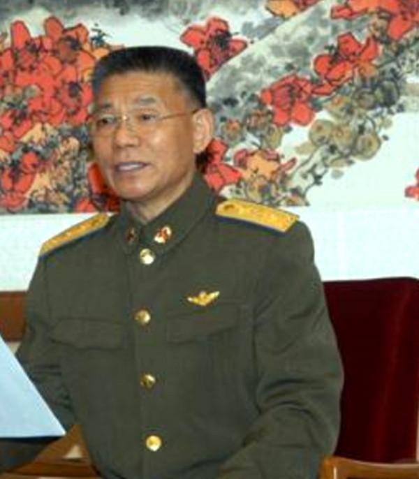 他擔任了三年空軍政委，還擔任了五年空軍司令員，63歲升上將