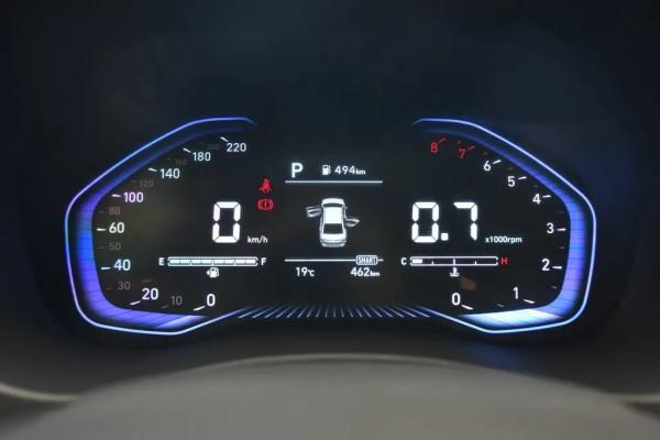 體驗現代悅納頂配車型，油耗4&period;9L，不足10萬還帶感應後備廂