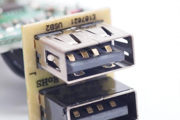 內建國產降壓控制器，支援5-20V輸出，百思買影雅24W車充拆解