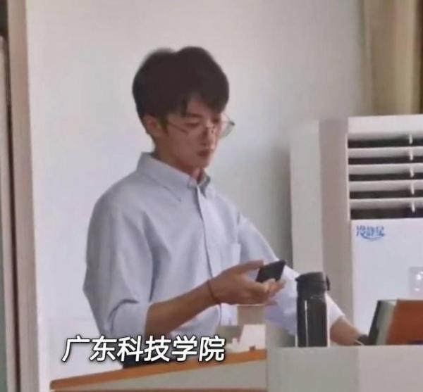 老師可以有多帥?撞臉“白敬亭”,學生:只想上課不想畢業 老師可以有多帥?撞臉“白敬亭”,學生:只想上課不想畢業