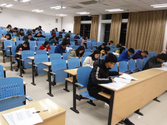 “文科生”VS“理科生”，日常行為詮釋差別，網友：真實且扎心