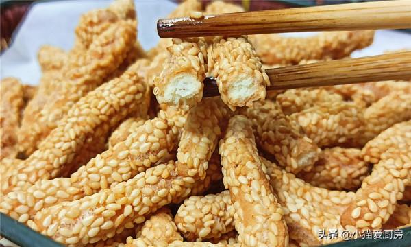 過年少不了的小零食&OpenCurlyDoubleQuote;香酥芝麻條&rdquo;，香酥香酥可口，孩子喜歡