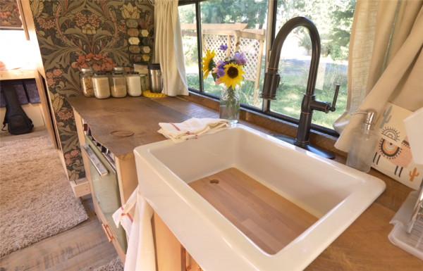 一家四口低價買2001年廢舊大巴，將22㎡空間變成蝸居，生活太幸福