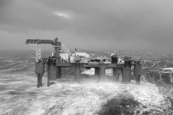 “海上旅館”變成“海下墳墓”:石油鑽井平臺傾覆,123人遇難 “海上旅館”變成“海下墳墓”:石油鑽井平臺傾覆,123人遇難