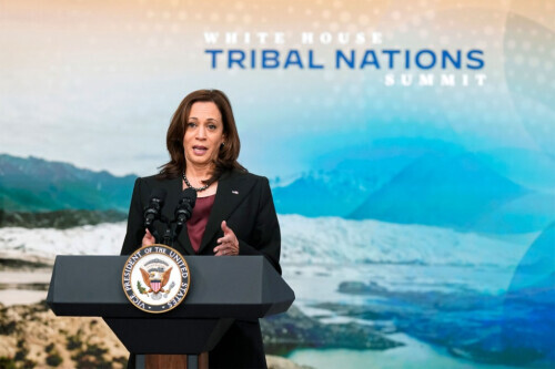 美副總統深陷輿論漩渦,身邊員工表忠心;網友嘲諷:被綁架了你就眨眨眼 美副總統深陷輿論漩渦,身邊員工表忠心;網友嘲諷:被綁架了你就眨眨眼