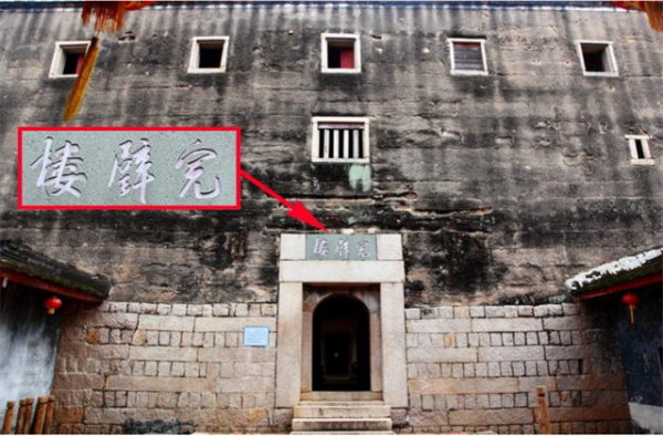 老農在自家菜園發現古石碑，考古學家研究後說：敢問祖上何人？