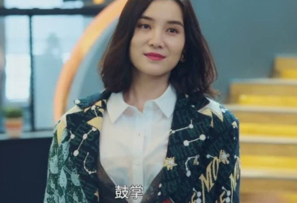 袁詠儀新劇播出，身材壯實腰部圓潤，被稱老態十足，氣質不如宋佳