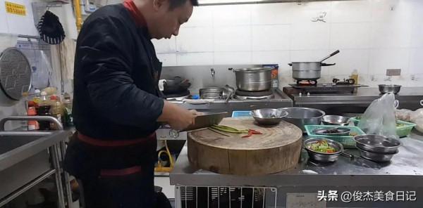 每次剩下的雞雜不要扔，做成乾鍋雞雜，香辣入味，脆嫩爽口