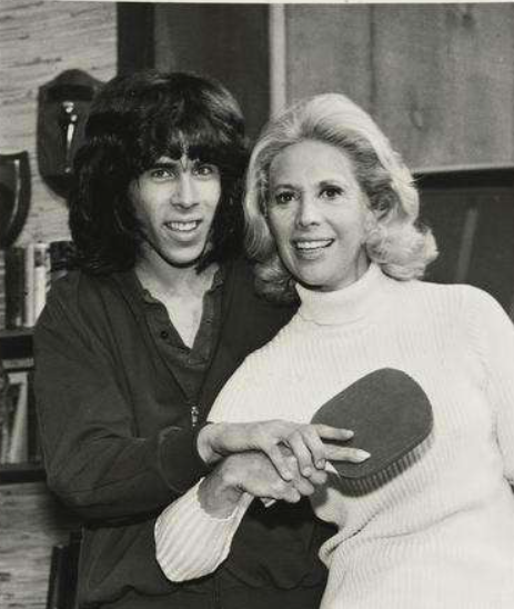 1971年，毛主席看了這份報紙後，立即指示：邀請美國乒乓球隊訪華