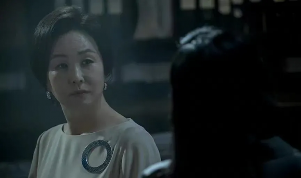 《孔雀都市》：生一胎獎一棟豪宅？豪門裡那些髒事都被她遇上了