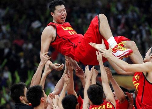 實力不輸姚明，技術碾壓阿聯，為何王治郅只是NBA的一個過客？