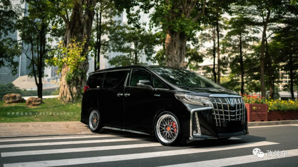 未成年高中生打造素雅埃爾法,全身名牌改件加起來超過16萬 未成年高中生打造素雅埃爾法,全身名牌改件加起來超過16萬