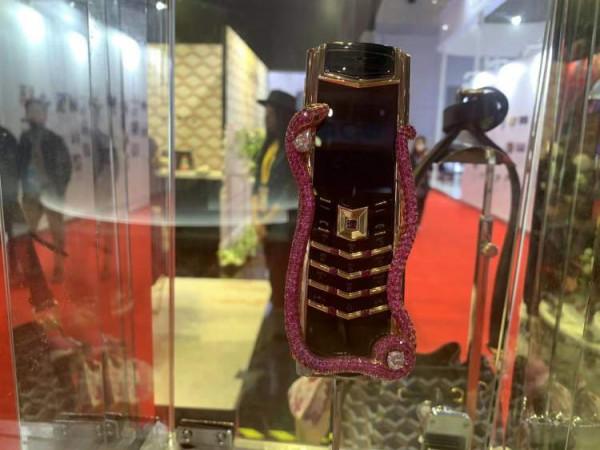 售價289萬的寶石手機亮相！只能用來打電話、發簡訊？｜進博的熱度上海的溫度