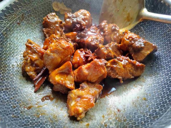 秋季進補我常買它，比排骨便宜，比牛羊肉溫和，燉一燉滋補又饞人